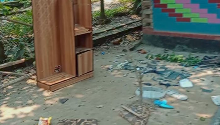 তিতাসে প্রবাসীর বাড়িতে  জন্মদিন অনুষ্ঠানে সন্ত্রাসী হামলা ও চাঁদা দাবী