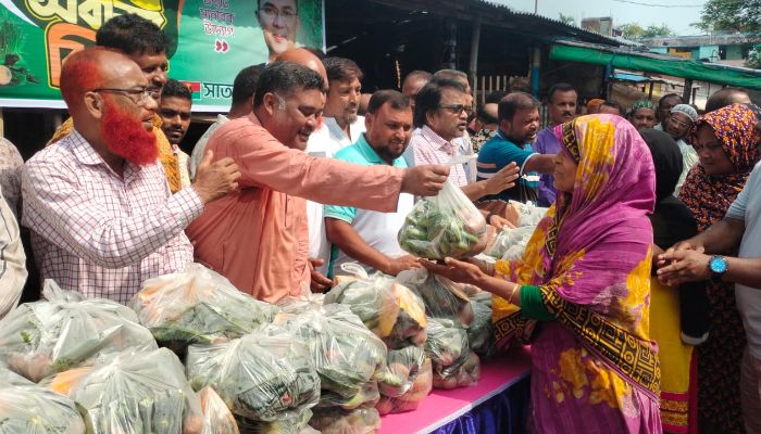 সাতক্ষীরায় ৩ শতাধিক দুস্থ ও অসহায় মানুষের মাঝে বিএনপির সবজি বিতরণ