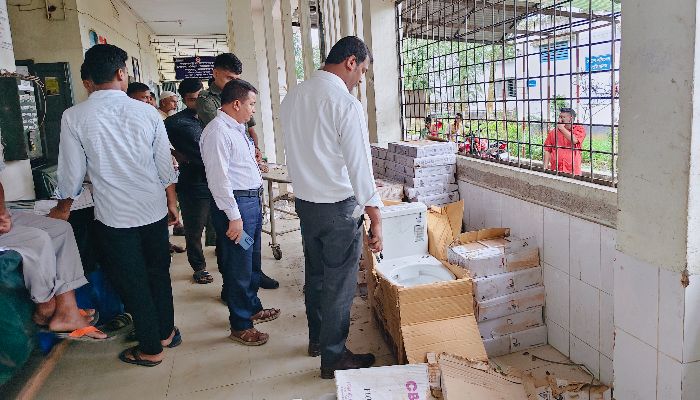 কমলগঞ্জ স্বাস্থ্য কমপ্লেক্সে ‘ভেলকিবাজির’ উন্নয়ন: তদন্তে ইউএনও ও স্বাস্থ্য প্রকৌশলী