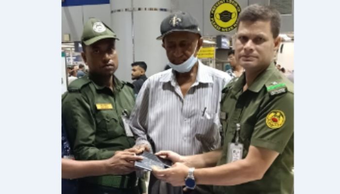 সততার উজ্জ্বল দৃষ্টান্ত: শাহজালাল আন্তর্জাতিক বিমানবন্দরে আনসার সদস্যদের তৎপরতায় পাসপোর্ট, ডলার ও মোবাইলসহ হারানো ব্যাগ উদ্ধার, মালিকের নিকট হস্তান্তর