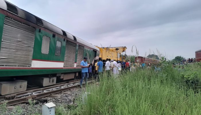 ঈশ্বরদী বাইপাসে একতা এক্সপ্রেসের বগি লাইনচ্যুত: ঢাকার সঙ্গে উত্তরাঞ্চলের রেল যোগাযোগ বন্ধ, ৫ সদস্যের তদন্ত কমিটি