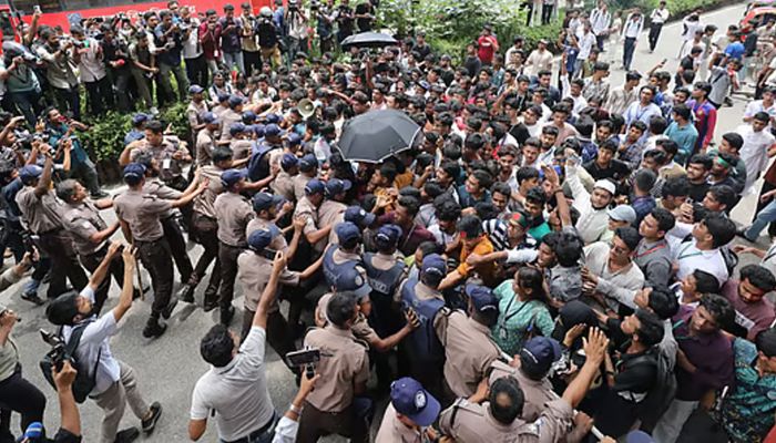 শিক্ষামন্ত্রীর পদত্যাগ দাবিতে চার জেলায় বিক্ষোভ