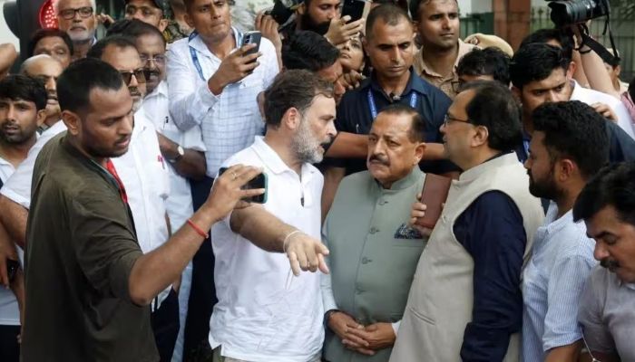 রাহুল-প্রিয়াঙ্কাকে বিক্ষোভ থেকে সরিয়ে দিল পুলিশ