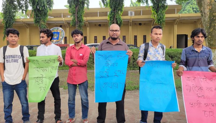 এইচএসসি পরীক্ষা স্থগিতসহ দুই দাবিতে রাবিতে বিক্ষোভ 