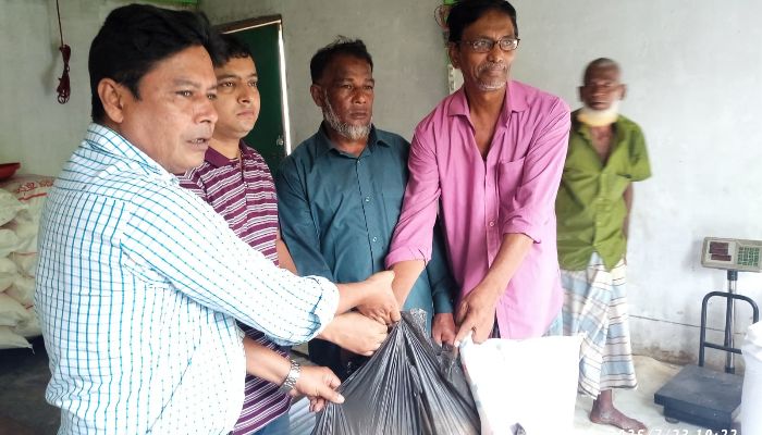 মাটিরাঙ্গায় বন্যাদুর্গত ও নিম্নআয়ের মানুষের জন্য ৬ পয়েন্টে ওএমএসের চাল-আটা বিক্রি শুরু