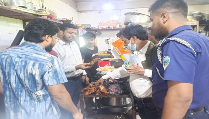 সীতাকুণ্ডে পচা-নষ্ট খাবার সংরক্ষণ ও বিক্রির দায়ে দুই রেস্তোরাঁকে ৫০ হাজার টাকা জরিমানা
