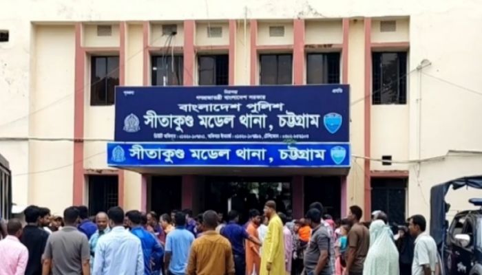 সীতাকুণ্ডে চাঁদা না দেওয়ায় ব্যবসায়ীকে হত্যাচেষ্টার অভিযোগ, নারীসহ গ্রেপ্তার ৪