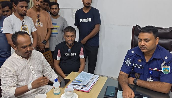 ঈশ্বরদীতে স্বেচ্ছাসেবক দলের আহ্বায়কের প্রাইভেট কার গতিরোধ করে গুলি ও কুপিয়ে জখম: থানায় মামলা দায়ের