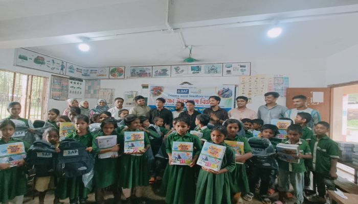 বাঁশখালীতে বন্যার্ত শিক্ষার্থীদের পাশে সালমা আদিল ফাউন্ডেশন 