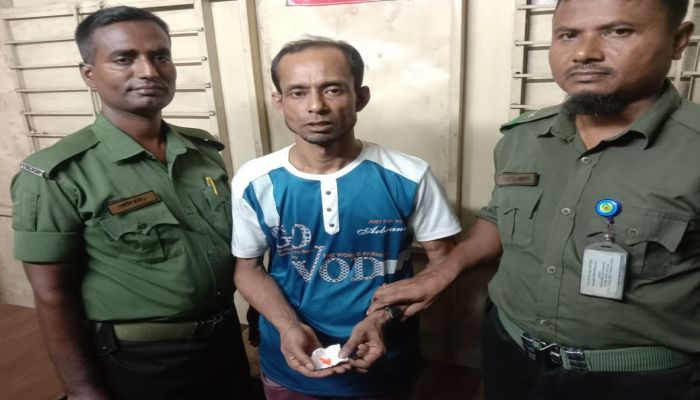 কাওরান বাজার মেট্রোরেল স্টেশনে আনসারের তৎপরতায় ৭ পিস ইয়াবাসহ এক ব্যক্তি আটক