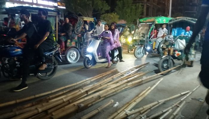 ঝুঁকি আর ভোগান্তি বাড়িয়ে নগর সড়কে স্টেজের কাজ