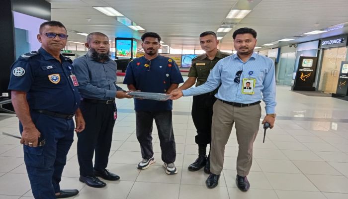 আনসারের তৎপরতায় চট্টগ্রাম বিমানবন্দরে হারিয়ে যাওয়া হ্যান্ড ব্যাগ ও ল্যাপটপ উদ্ধার: যাত্রীর নিকট হস্তান্তর 