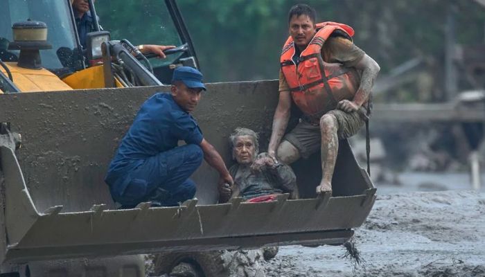 নেপালে ধ্বংসস্তূপ থেকে ৯৭ বছর বয়সি বৃদ্ধাকে জীবিত উদ্ধার