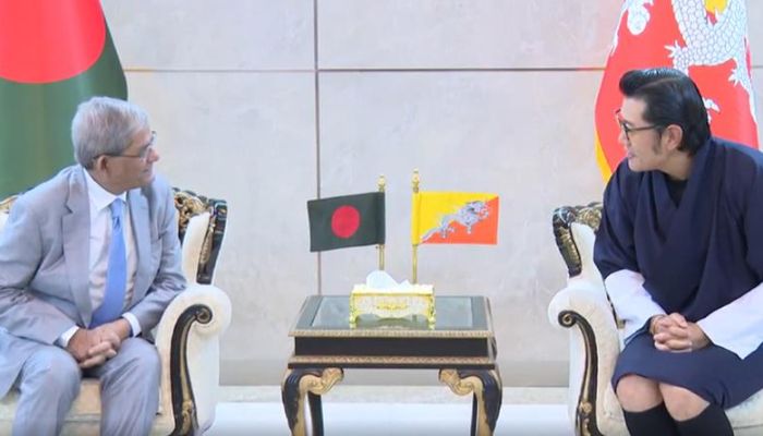 ঢাকায় ভুটানের রাজার যাত্রাবিরতি, রাষ্ট্রপতি ও প্রধানমন্ত্রীকে ভুটান সফরের আমন্ত্রণ