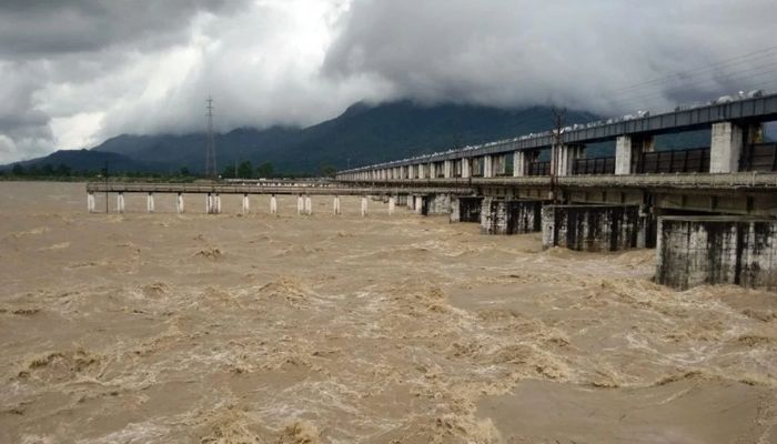 পাহাড়ি ঢলে বিপর্যস্ত নেপাল, বিহারে ঢুকে পড়ছে পানি
