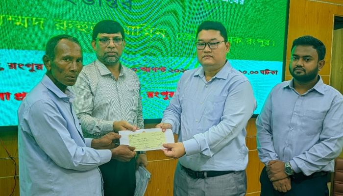 রংপুরে বিআরটিএর ১ কোটি ৩ লাখ টাকা পেল সড়ক দুর্ঘটনায় ক্ষতিগ্রস্ত ২৫ পরিবার 