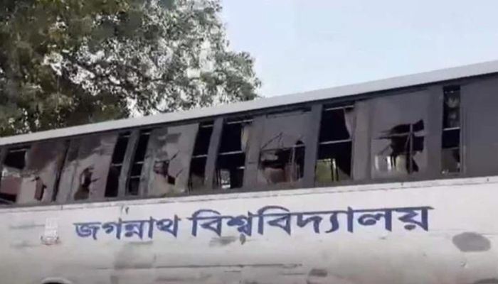 জগন্নাথ বিশ্ববিদ্যালয়ের বাসে হামলা, আহত ১০
