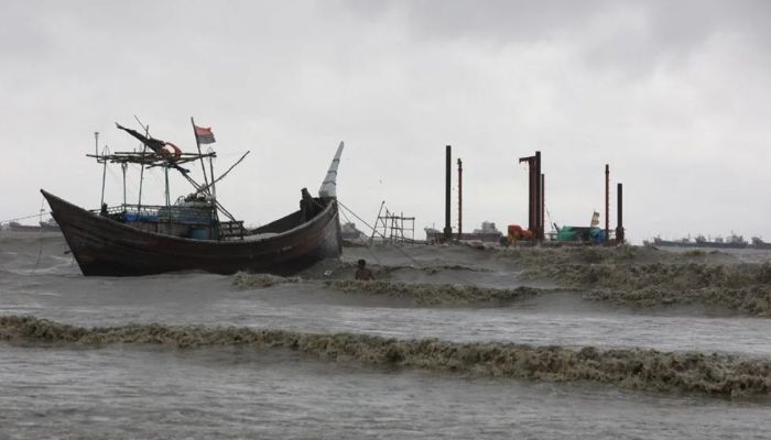 সাগরে লঘুচাপ, সমুদ্রবন্দরে ৩ নম্বর সতর্কসংকেত