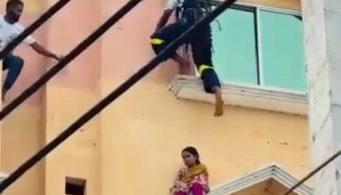 ফেনীতে মাদ্রাসা থেকে পালানোর চেষ্টা, ভবনের কার্নিশ থেকে শিশু শিক্ষার্থীকে উদ্ধার করলো ফায়ার সার্ভিস