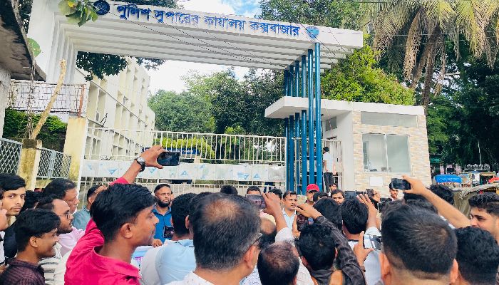 কক্সবাজারে সন্ন্যাসী হত্যার সংবাদ প্রকাশে সাংবাদিককে হুমকি, প্রতিবাদে মানববন্ধন ও বিক্ষোভ সমাবেশ