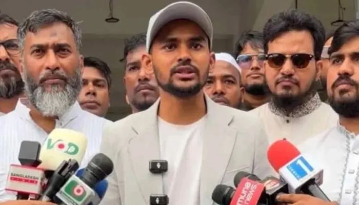 ওমরা থেকে ফিরে বিএনপির বিরুদ্ধে যে অভিযোগ তুললেন আসিফ মাহমুদ