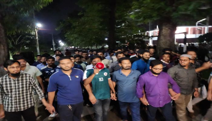 সরকারি চাকরির নিয়োগে ভাইভা নম্বর বাড়ানোর প্রতিবাদে রাজশাহী বিশ্ববিদ্যালয়ে বিক্ষোভ