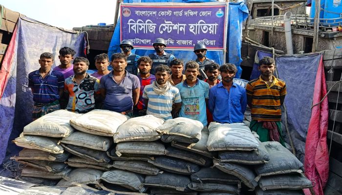 হাতিয়ায় মেঘনা নদী থেকে মায়ানমারে পাচারকালে বিপুল পরিমাণ সিমেন্টসহ ১২ জনকে আটক করছে কোস্ট গার্ড