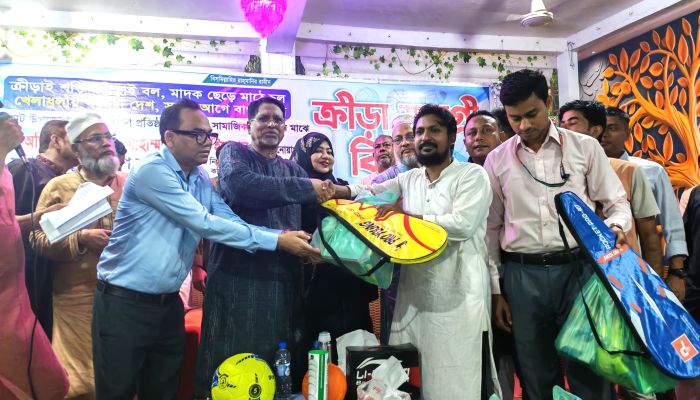 নোয়াখালীতে মাদক রুখতে ৭৫ প্রতিষ্ঠান-সংগঠনে ক্রীড়া সামগ্রী বিতরণ  