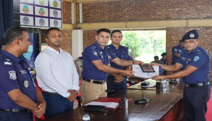 সীতাকুণ্ড মডেল থানার ওসি মহিনুল ইসলাম ফের জেলার শ্রেষ্ঠ ওসি