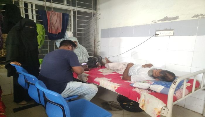 টয়লেটের ঢাকনা বন্ধ করতে বলায় প্রতিবন্ধী বৃদ্ধকে কুপিয়ে জখমের অভিযোগ