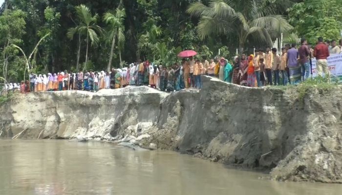 কুড়িগ্রামের উলিপুরে  ব্রহ্মপুত্রের ভাঙনরোধে স্থানীয়দের   মানববন্ধন