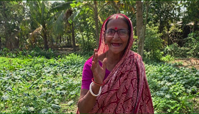 ধাত্রী থেকে যেভাবে জলবায়ু-সহিষ্ণু চাষি হলেন রেনুকা