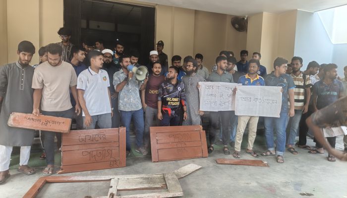 সাপের কামড়ে রাবির জোহা হলের শিক্ষার্থী আইসিইউতে, প্রাধ্যক্ষের কক্ষে তালা