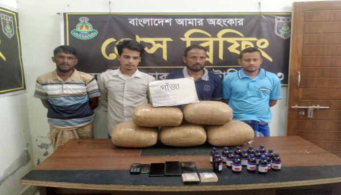 র‍্যাবের হাতে গাঁজা ও স্কাপসহ চার মাদক ব্যবসায়ীকে গ্রেফতার