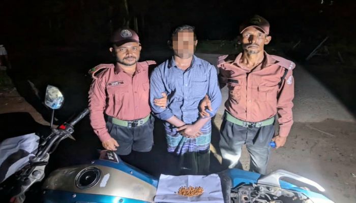 হিল ভিডিপির তৎপরতায় বান্দরবানে ইয়াবা ও মোটরসাইকেলসহ মাদক কারবারি আটক 