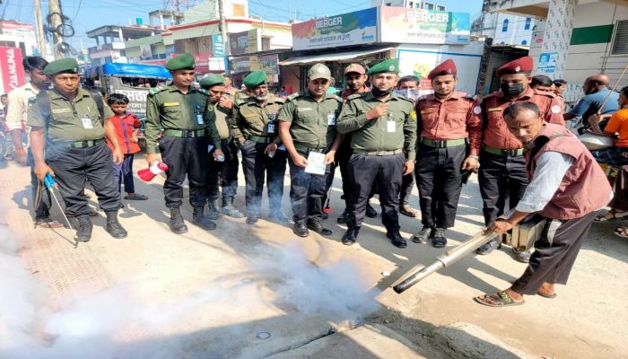 রাজশাহীতে এডিস মশা নিধন অভিযান: মোহনপুরে ডেঙ্গু প্রতিরোধে মাঠে নেমেছে আনসার-ভিডিপি