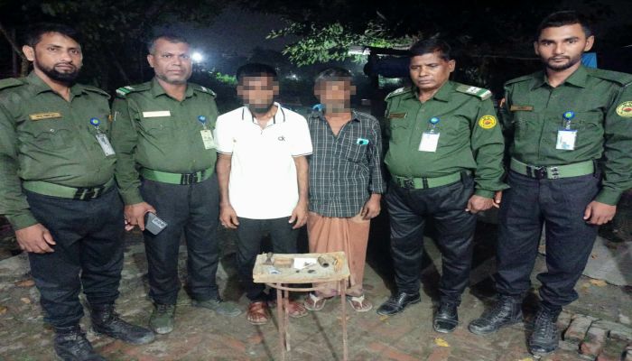 নারায়ণগঞ্জে আনসারের অভিযানে মাদক ও দেশীয় অস্ত্রসহ আটক ২ 