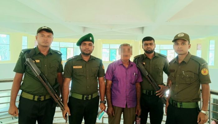 শজিমেক হাসপাতালে আনসারের অভিযানে দালাল আটক 