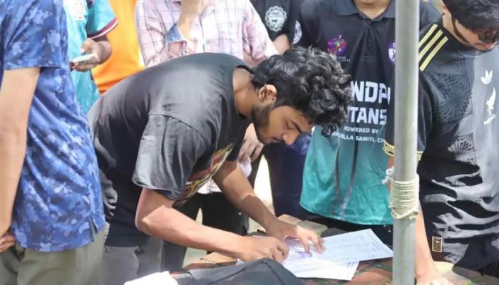 চুয়েটে উপাচার্য পুনর্বহালের দাবিতে গণস্বাক্ষর, মূল ফটক বন্ধ রেখে দ্বিতীয় দিনের মতো শিক্ষার্থীদের শাটডাউন