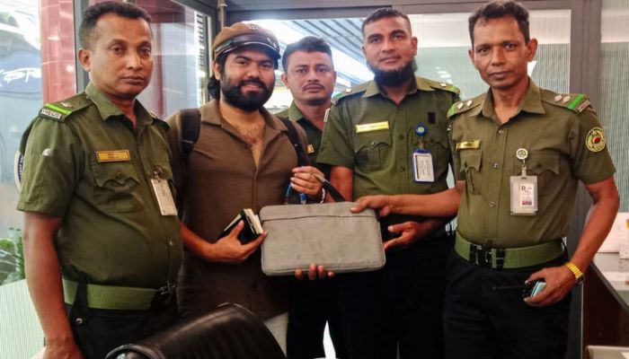 আনসারের সততা ও দায়িত্বশীলতায় বিমানবন্দরে প্রায় ৪ লাখ টাকা মূল্যের হারানো ২টি ল্যাপটপ উদ্ধার, প্রকৃত মালিকের কাছে হস্তান্তর
