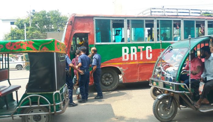 ডান্ডাবেড়িতে রক্তপাত, পুলিশ প্রবিধান ৩৩০ অমান্য নাকি অবহেলা?