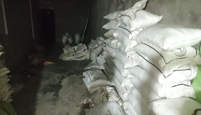 নেত্রকোনা পূর্বধলা উপজেলার জামধলা বাজারে অবৈধ ভাবে সার মজুদের দায়ে অর্থদণ্ড সহ ৫৩ বস্তা সার জব্দ 