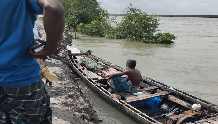 সুন্দরবনের গোলাখালীতে কেওড়া পাড়তে গিয়ে গাছ থেকে পড়ে শ্রমিকের মৃত্যু