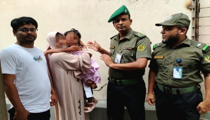 আনসারের তৎপরতায় বাংলাদেশ মেডিকেল বিশ্ববিদ্যালয়ে হারানো শিশু উদ্ধার