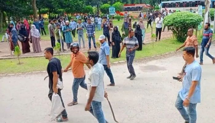 ইবিতে ছাত্রদল-শিবিরের সংঘর্ষে অস্ত্র হাতে ১৯ বহিরাগত শনাক্ত