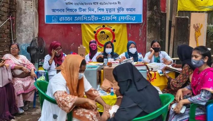 ধ্বংসস্তূপের পাশে বসেই শিশুদের টিকা দিচ্ছে রাড্ডা কেন্দ্র