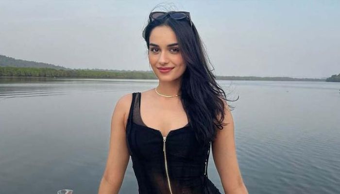 পেছন থেকে ছবি তোলায় আপত্তি জানালেন অভিনেত্রী মানুষী