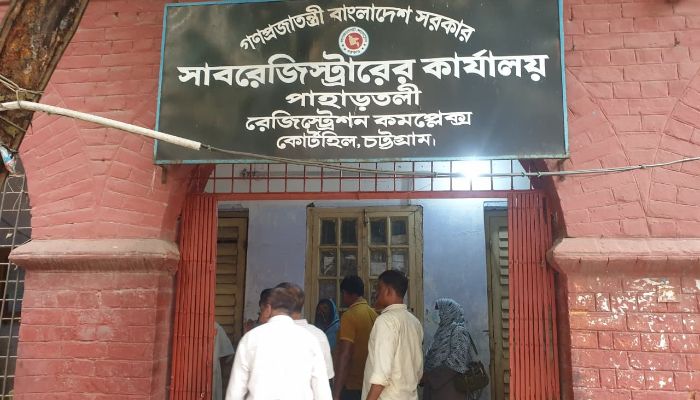 শর্ট সার্কিট থেকে পাহাড়তলী সাব-রেজিস্ট্রারের কার্যালয়ে আগুন: বড় ধরনের ক্ষয়ক্ষতি নেই