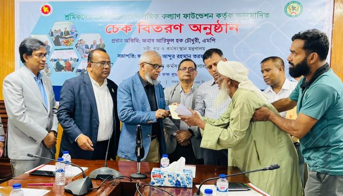 ৫৮৩ জন শ্রমিকের মাঝে প্রায় ৫ কোটি টাকার অনুদানের চেক বিতরণ করলেন শ্রম মন্ত্রী