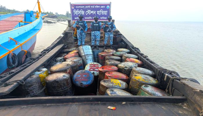 হাতিয়ায় ৫০০ টাকা মূল্যের ৯ হাজার ৫০০ লিটার অবৈধ অপরিশোধিত পামওয়েলসহ একটি ট্রলার আটক করে কোস্ট গার্ড